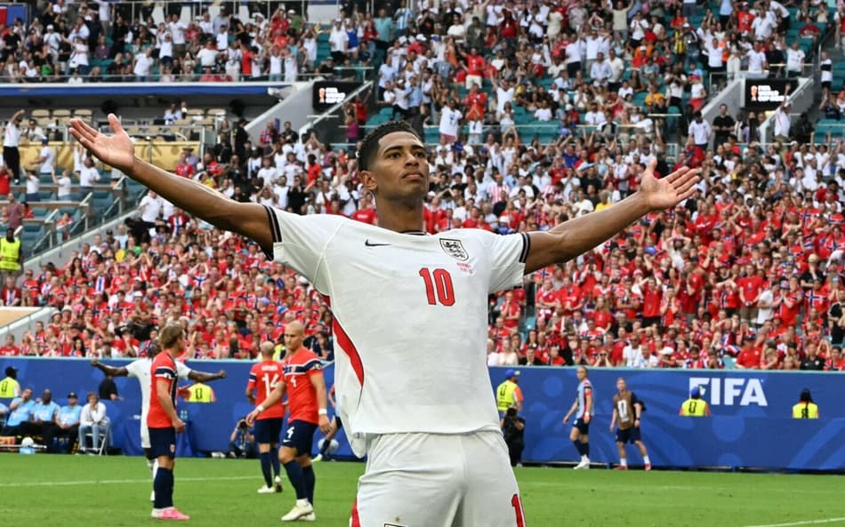 Jude Bellingham comemora de braços abertos gol em Noruega x Inglaterra na Copa do Mundo