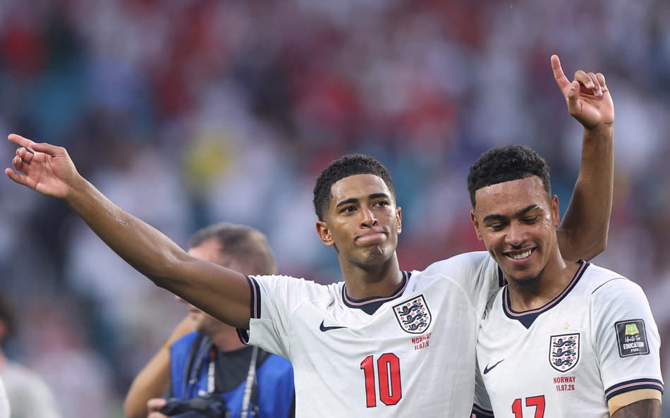 Jude Bellingham e Morgan Rogers comemorando pela Inglaterra