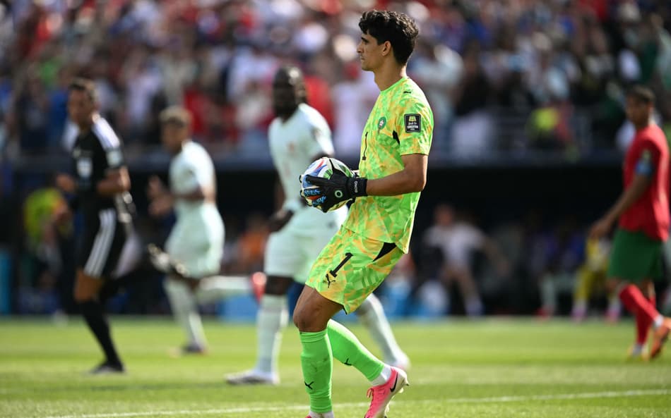 Boono, do Marrocos, segurando a bola de uniforme verde