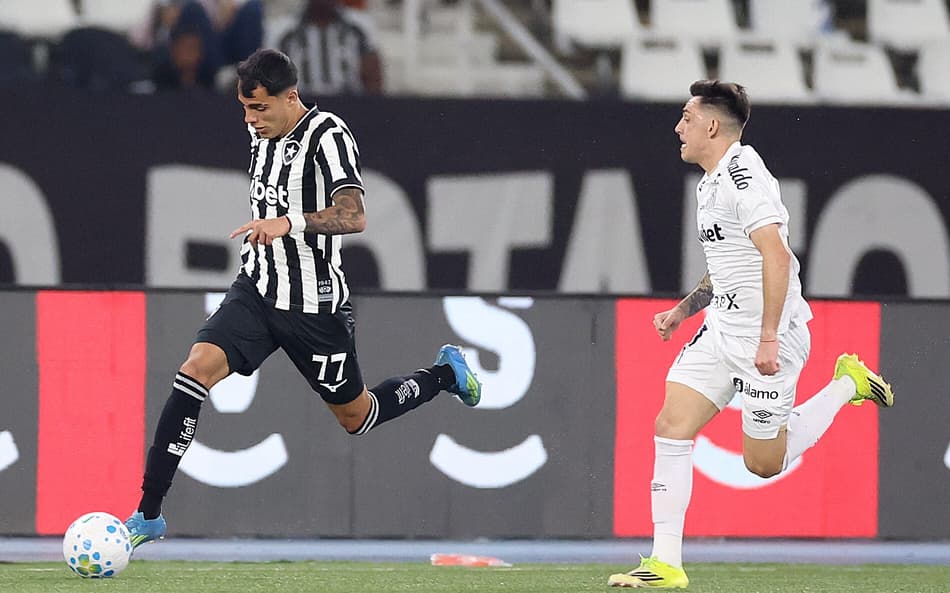 JOgadores de Botafogo e Santos correndo