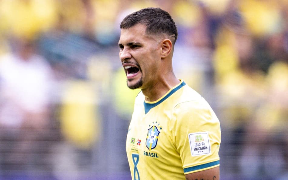 Bruno Guimarães com a camisa amarela do Brasil