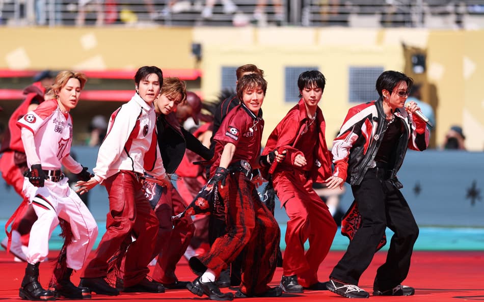 BTS em apresentação na final da Copa do Mundo