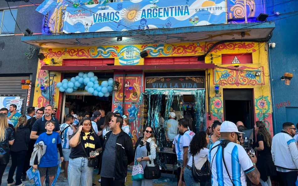 Torcedores da Seleção Argentina no Moocaires, bar da Zona Leste de São Paulo para assistir ao duelo entre Inglaterra e Argentina