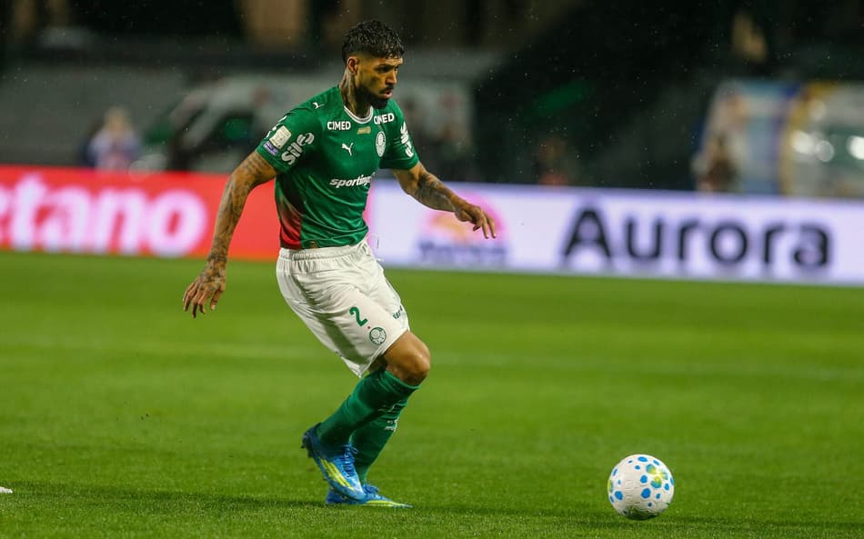 Barboza em ação durante jogo entre Coritiba x Palmeiras pelo Brasileirão