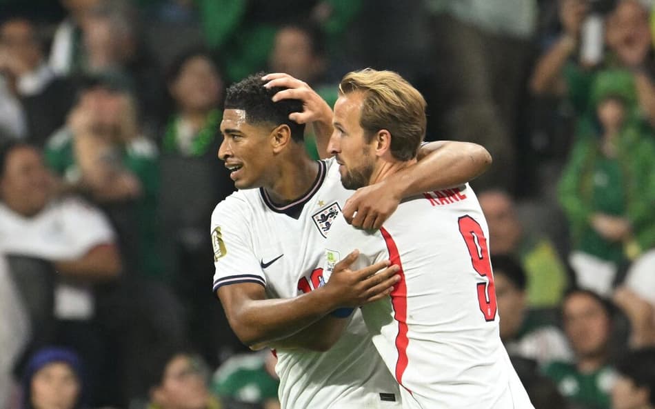 Bellingham e Kane comemoram o primeiro gol inglês sobre o México