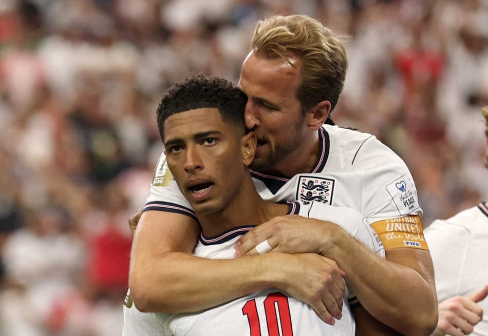 Jude Bellingham e Harry Kane comemora gol da Inglaterra na Copa do Mundo