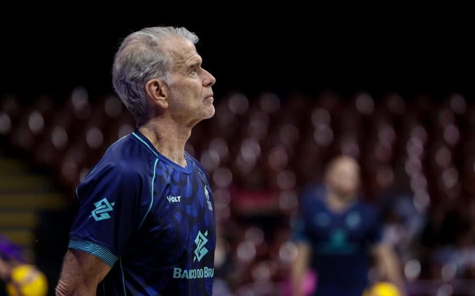 Bernardinho olha para a arquibancada em treino da VNL em Brasília
