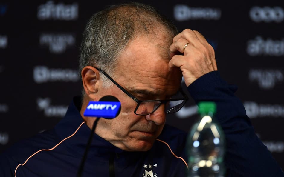 Marcelo Bielsa, durante a entrevista coletiva na última terça-feira (30) - (Foto: Dante FERNANDEZ / AFP)