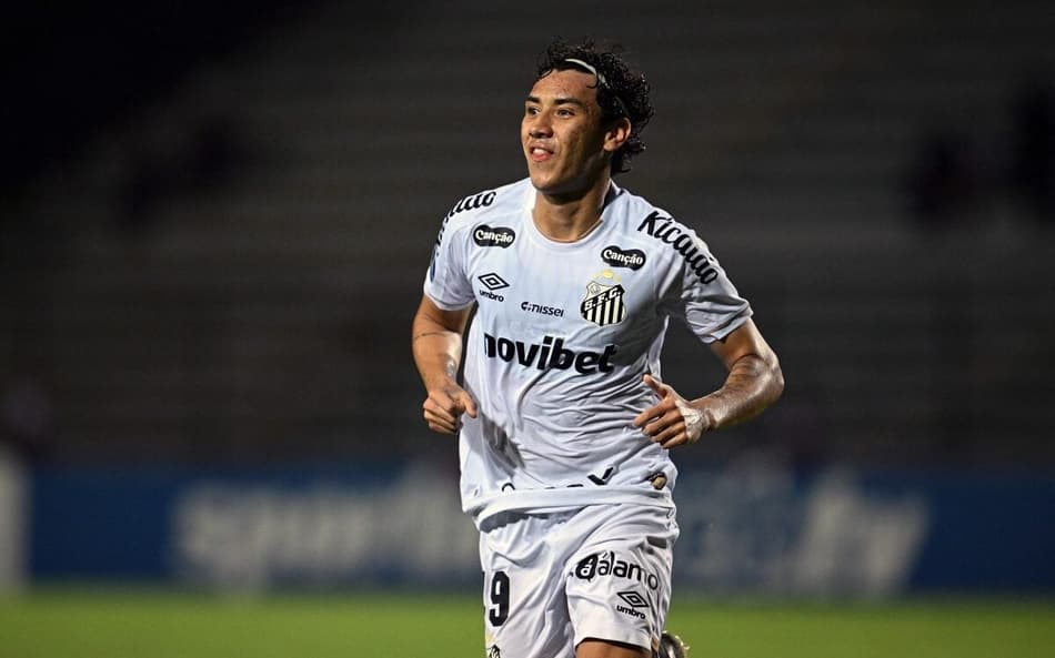 Gabriel Bontempo em comemoração do gol em partida de UCV e Santos