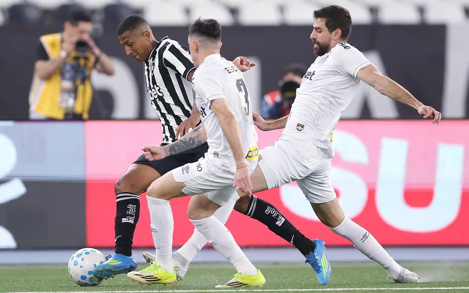 Botafogo e Santos estão se enfrentando nesta quinta-feira (16)
