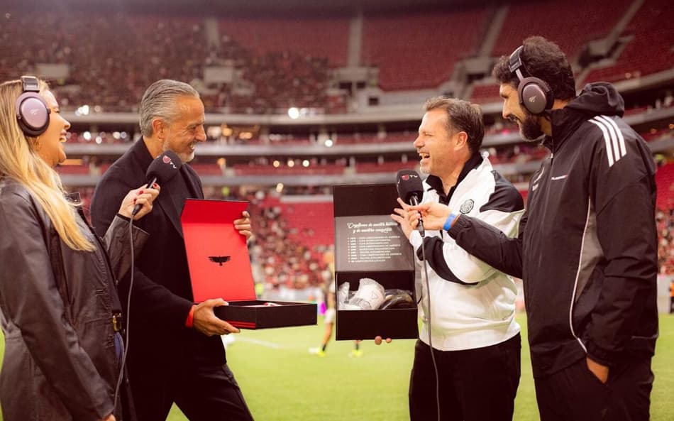 José Boto, diretor do Flamengo, na beira do campo