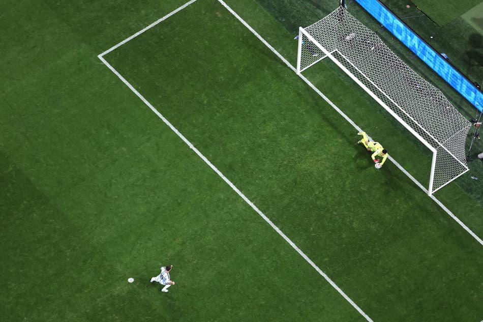 Bounou, goleiro do Egito, defende cobrança de pênalti de Messi, da Argentina