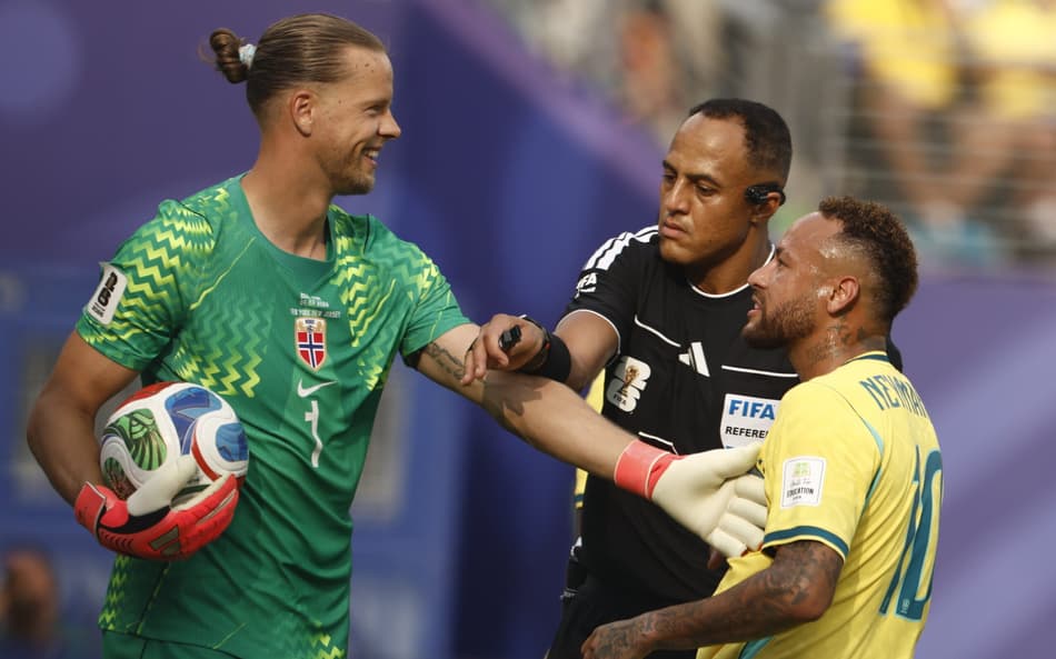 Neymar bate boca com o goleiro da Noruega
