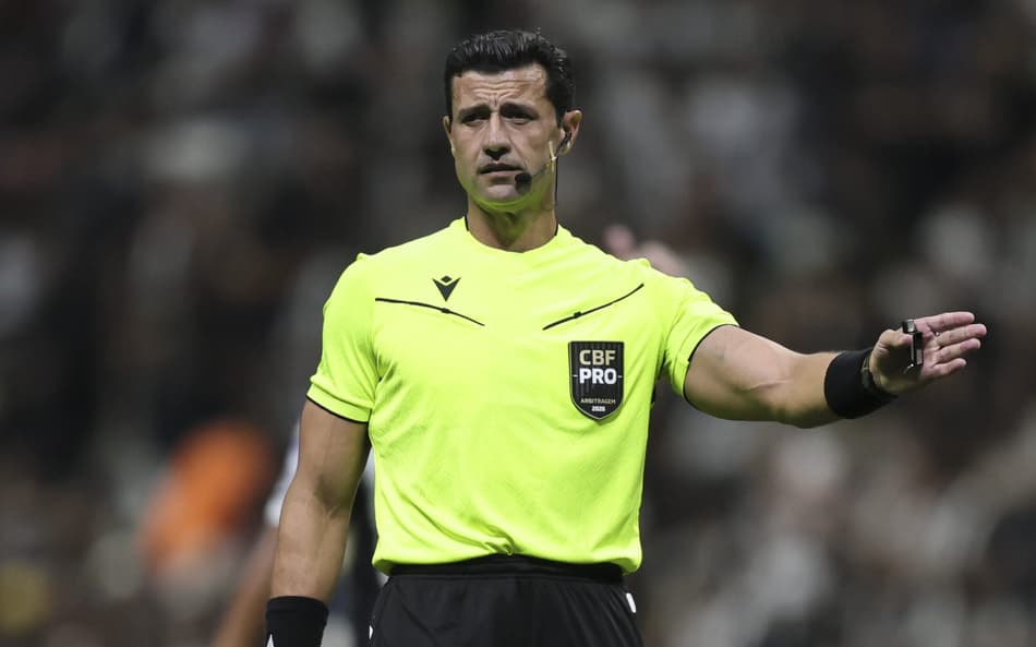 Bráulio está apitando a partida entre Atlético-MG e Bahia no Campeonato Brasileiro