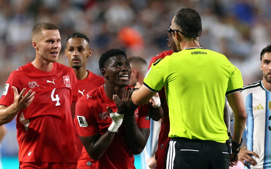 Breel Embolo é expulso por simulação em Suiça x Argentina