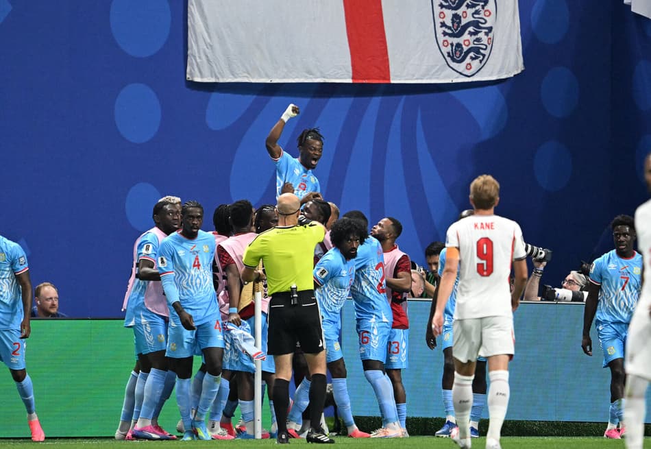 Brian Cipenga comemora com seus companheiros da RD Congo contra a Inglaterra
