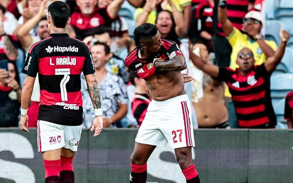 Bruno Henrique mostra tatuagem de título para torcida do River Plate após fazer gol