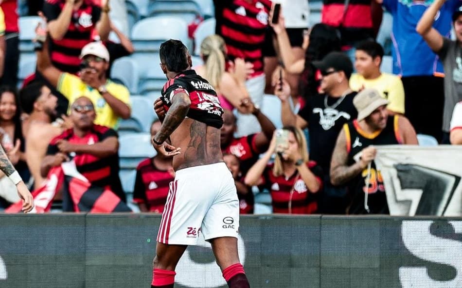 Bruno Henrique mostra tatuagem de título para torcida do River Plate após fazer gol
