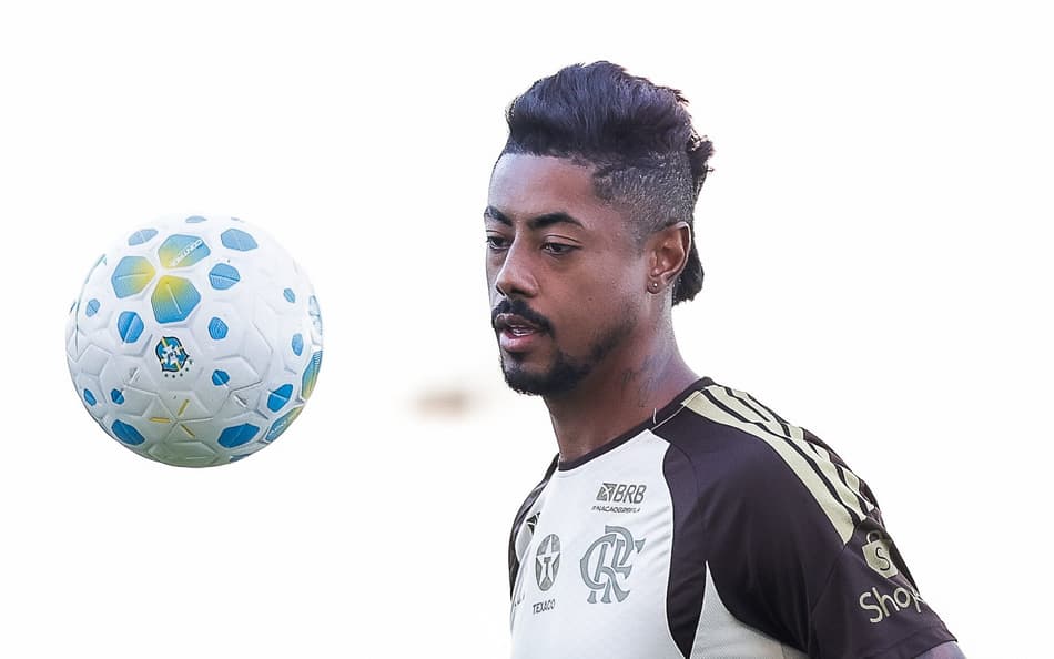 Bruno Henrique olha a bola durante treino do Flamengo