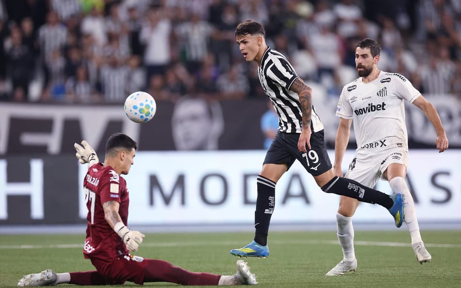 Lucas Emanuel cavando a bola por cima de Gabriel Brazão em Botafogo x Santos