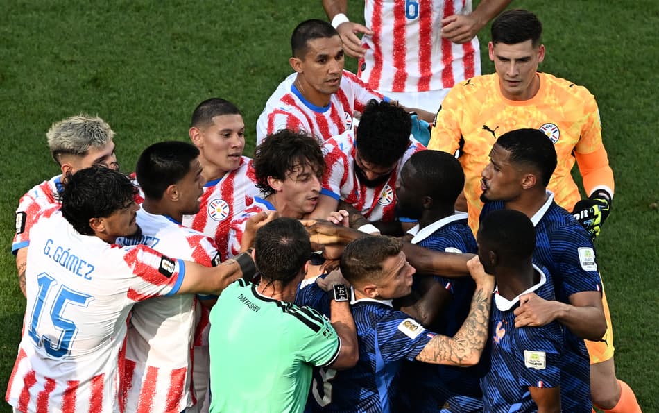Jogadores de Paraguai e França durante confusão na Copa do Mundo