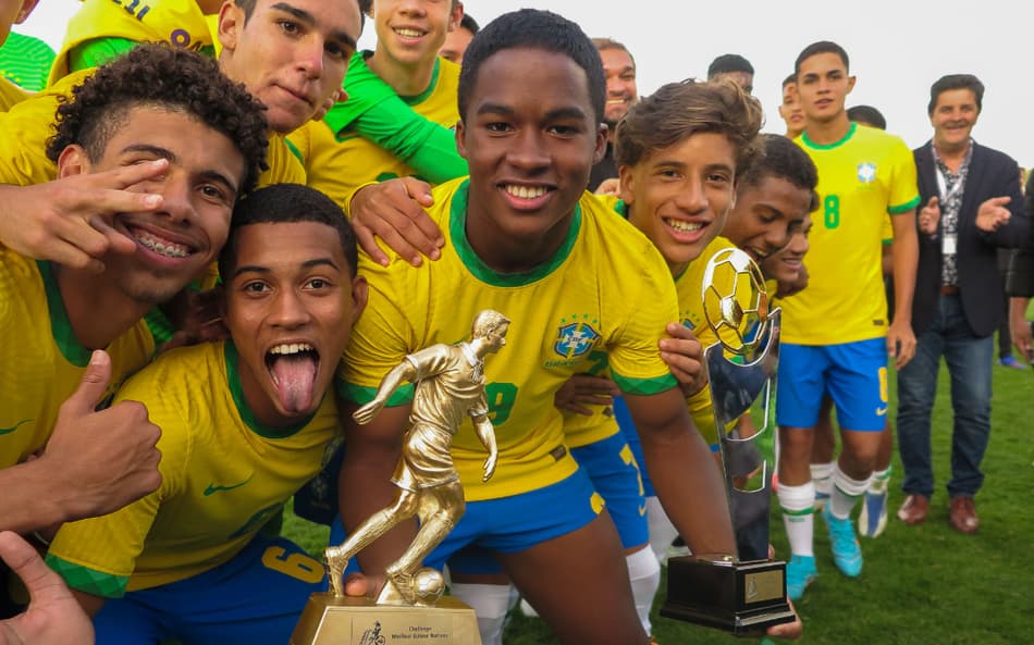 Endrick comemora título pelas seleções de base (Foto: Divulgação / CBF)