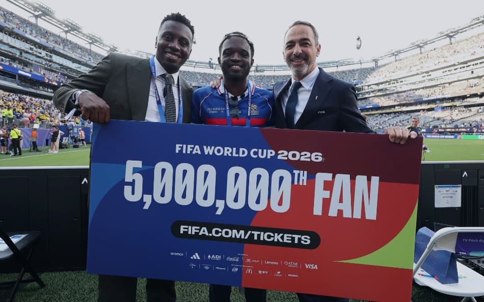 Torcedor da França é homenageado ao fazer Copa do Mundo da Fifa atingir marca de 5 milhões nos estádios (Foto: Divulgação Fifa)