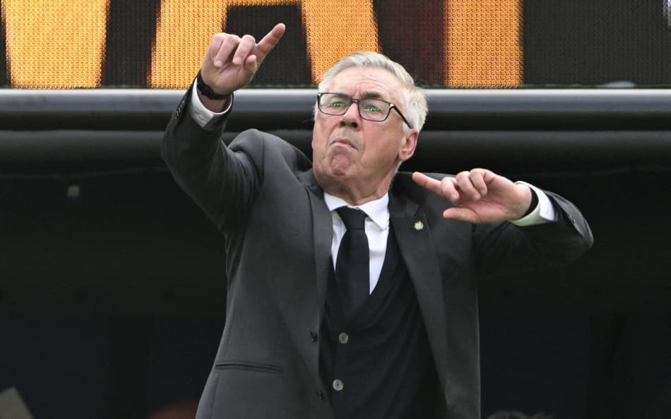 Carlo Ancelotti gesticula à beira do campo no jogo entre Brasil e Noruega na Copa do Mundo