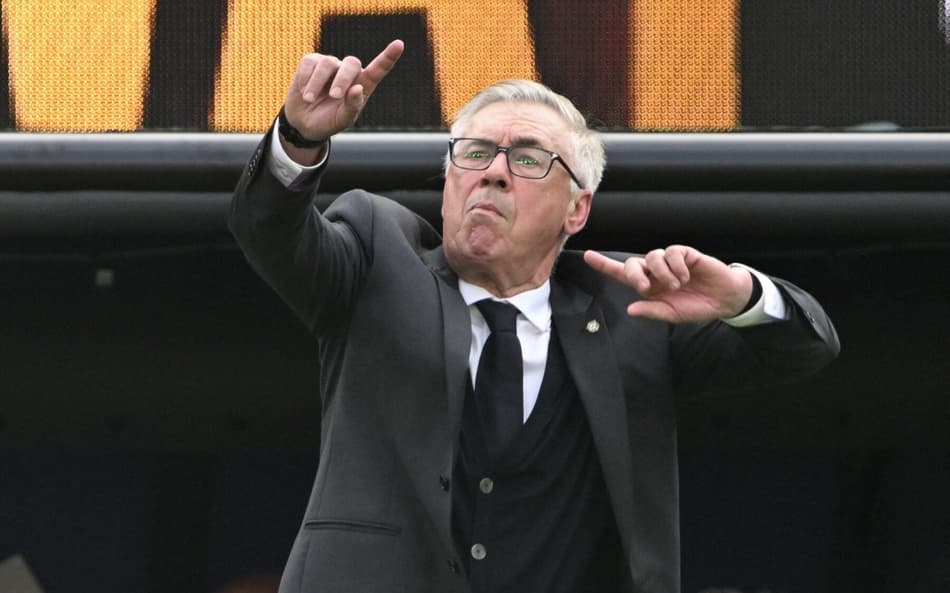 Carlo Ancelotti gesticula à beira do campo no jogo entre Brasil e Noruega na Copa do Mundo
