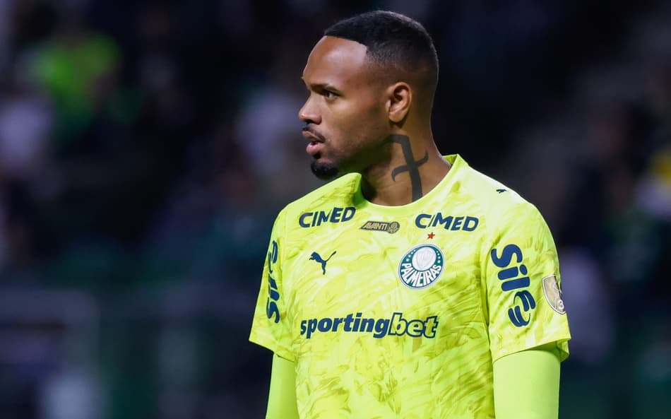 Carlos Miguel concentrado em jogo do Palmeiras
