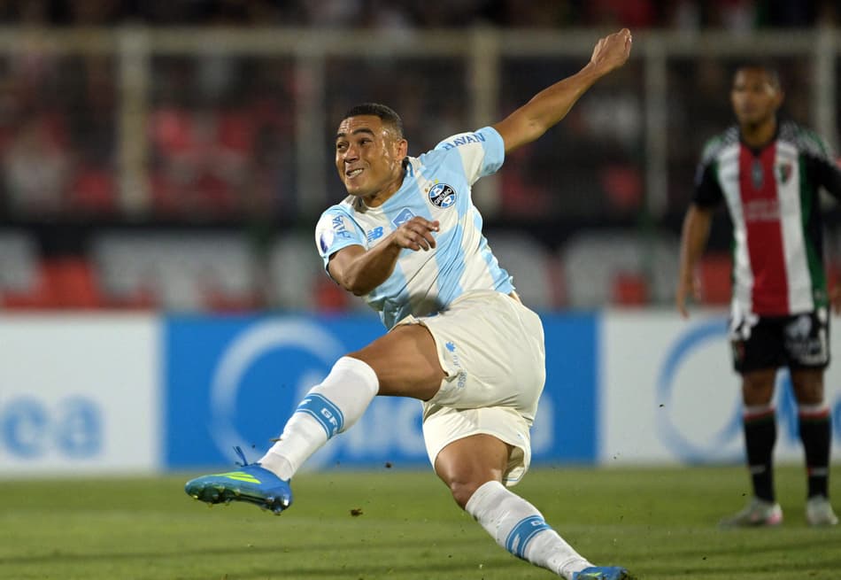 Carlos Vinicius escorrega em cobrança de pênalti desperdiçada em Palestino x Grêmio