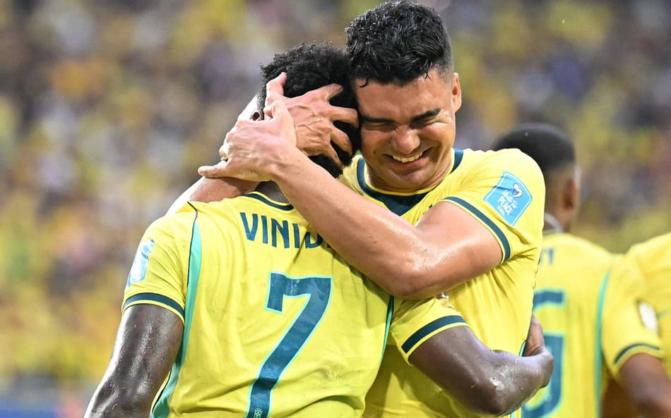 Casemiro abraça Vini Jr em comemoração à gol do Brasil contra a Escócia pela fase de grupos da Copa do Mundo