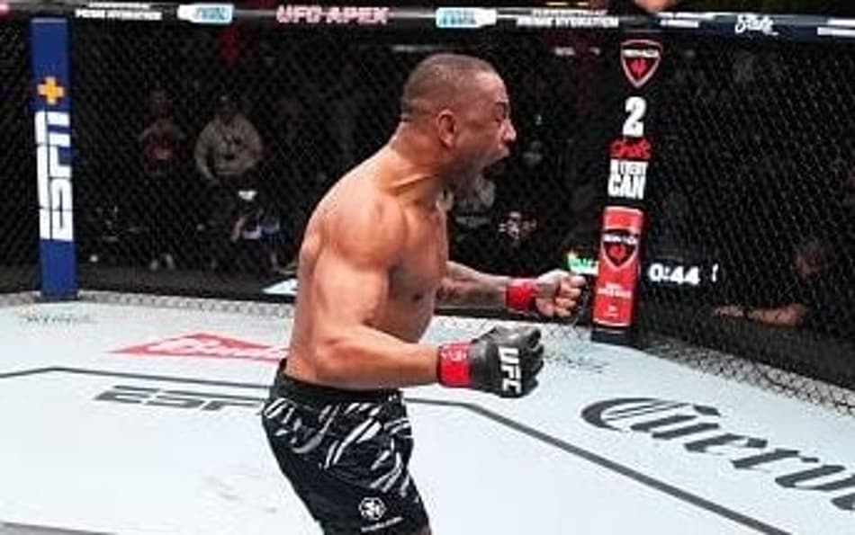Cesar Almeida comemora vitória sobre Abdul Razak Alhassan no UFC Vegas 101