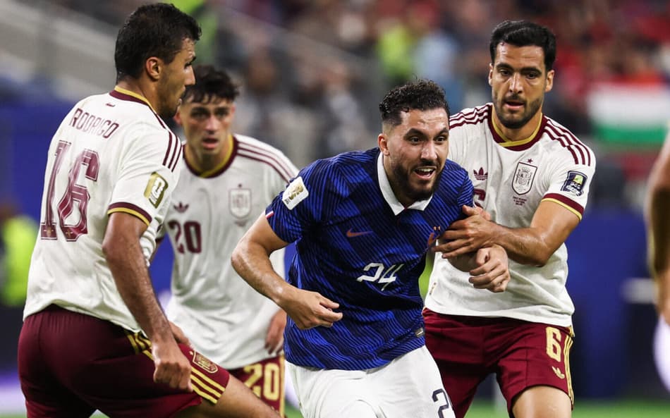 Cherki cercado por meias da Espanha na Copa do Mundo