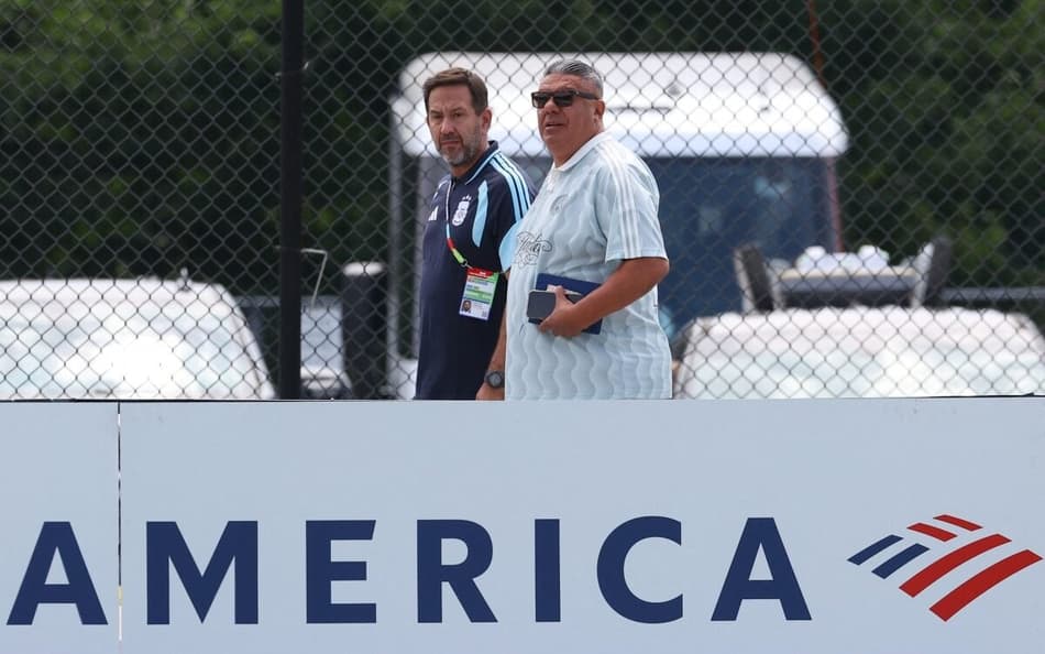 Claudio "Chiqui" Tapia, presidente da AFA, assiste treino da Argentina durante a Copa do Mundo.