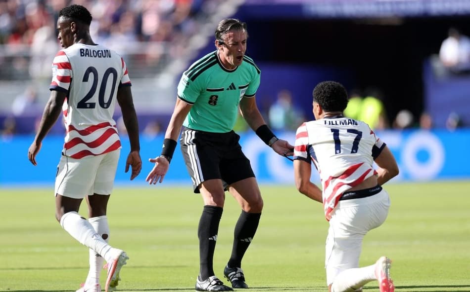Rapahael Claus durante o jogo entre Estados Unidos e Bósnia