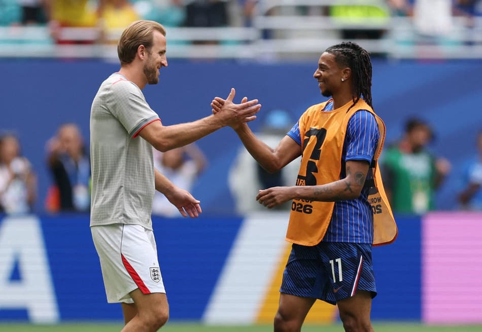 Companheiros de Bayern de Munique, Harry Kane e Michael Olise se cumprimentam durante o aquecimento de Inglaterr e França