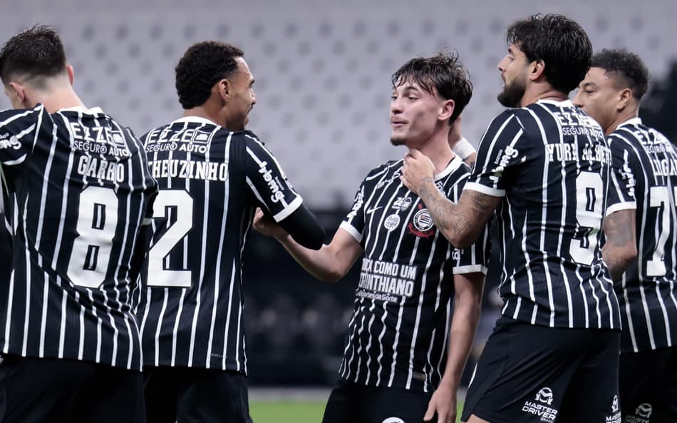 Jogadores do Corinthians comemoram gol marcado