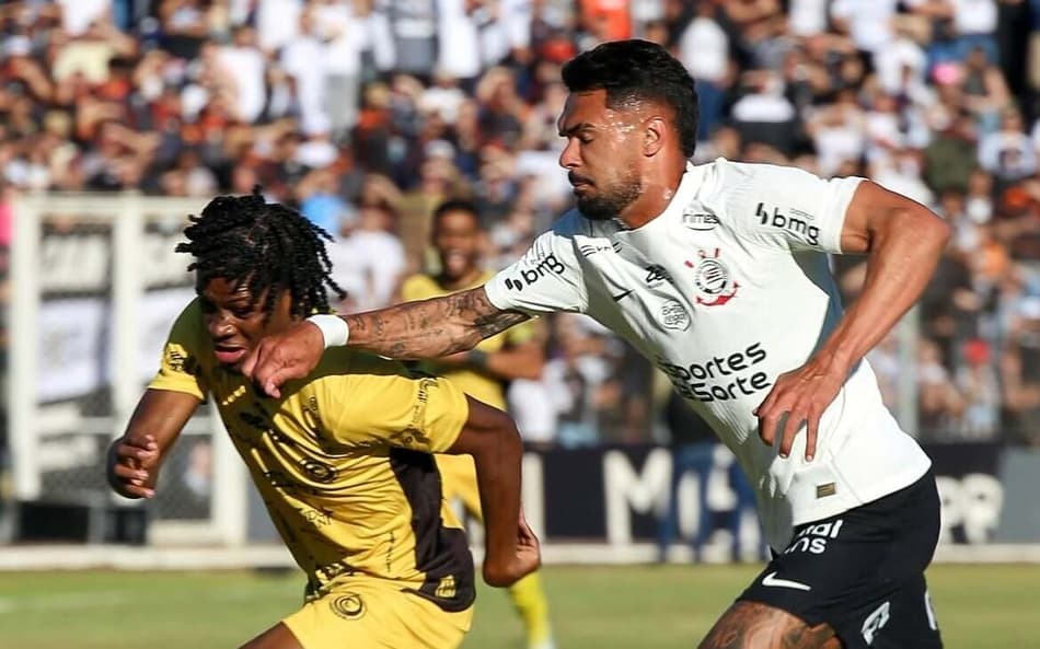 Jogadores de Corinthians e Cascavel em duelo
