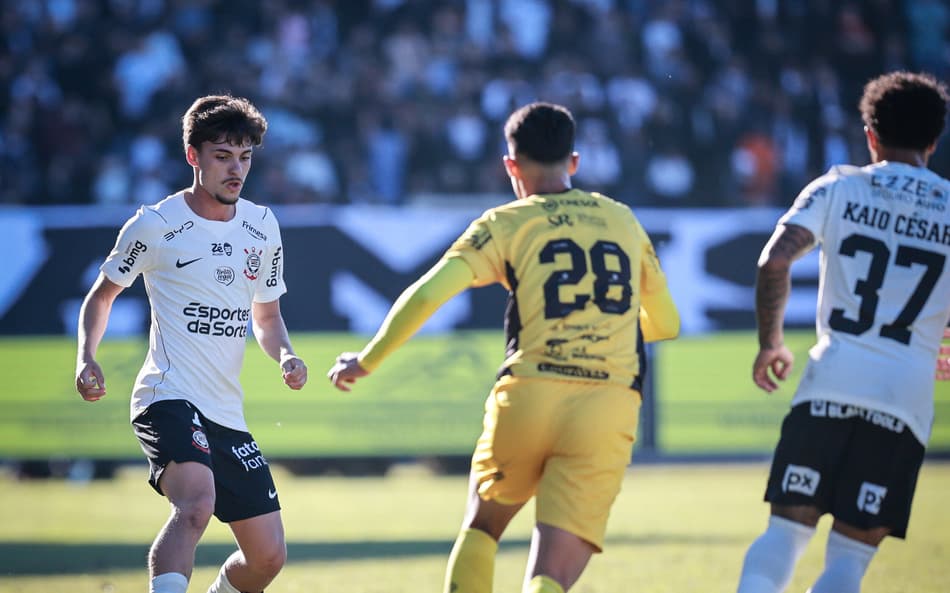 Breno Bidon com a bola durante jogo do Corinthians