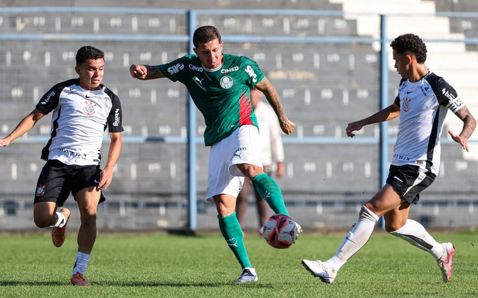Felipe Teresa foge da marcação de jogadores do Palmeiras