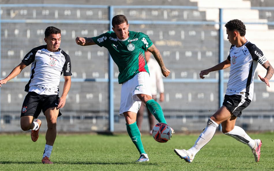 Felipe Teresa foge da marcação de jogadores do Palmeiras