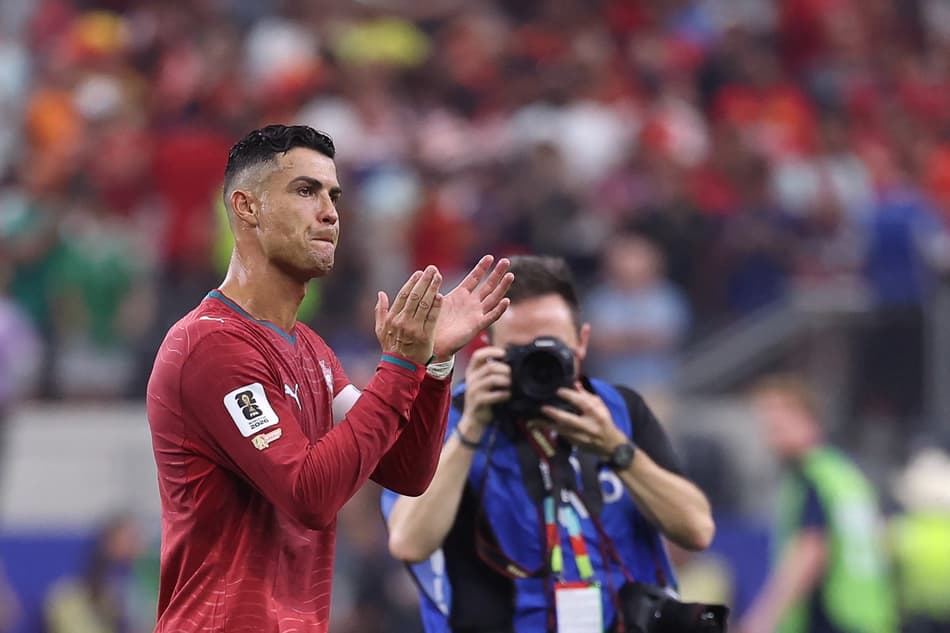 Cristiano Ronaldo aplaude a torcida no adeus às Copas