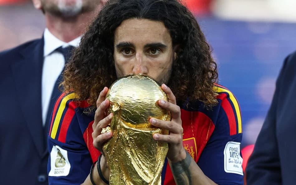 Marc Cucurella, da Espanha, beijando o troféu da Copa do Mundo