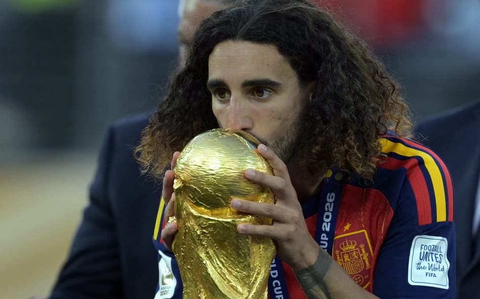 Cucurella é o único jogador no topo do futebol mundial por clubes e seleções; entenda