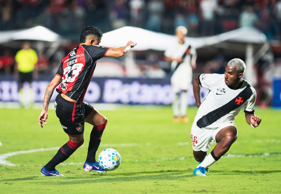 Cuiabano, lateral-esquerdo do Vasco em ação na partida contra o Vitória