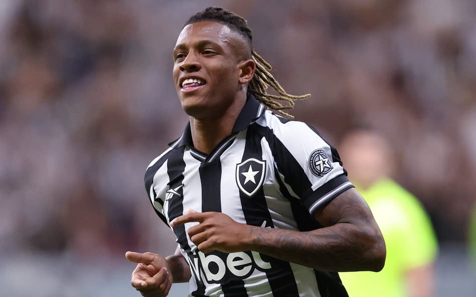 Danilo, alvo do Palmeiras, durante partida pelo Botafogo