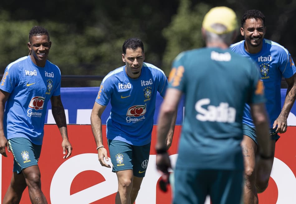 Danilo Santos, Martinelli e Danilo participam do treino físico sob o olhar do técnico Carlo Ancelotti