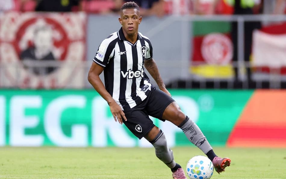 Danilo em ação durante Botafogo x Internacional