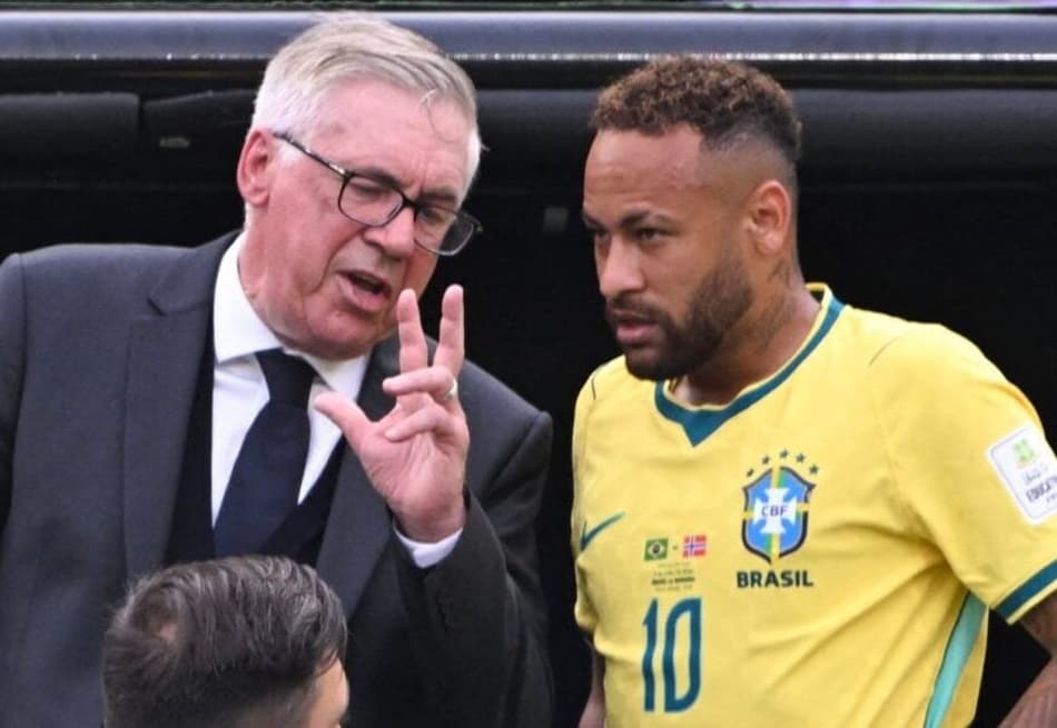 Davide e Carlo Ancelotti passam orientações para Neymar e Danilo Santos durante Brasil x Noruega